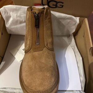 UGGs Neumel Zip up size 8